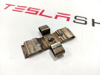 Пружина прижимная (скоба) суппорта задняя Tesla Model S 1 поколение 2015, 6006438-00-B, 6008142-00-A