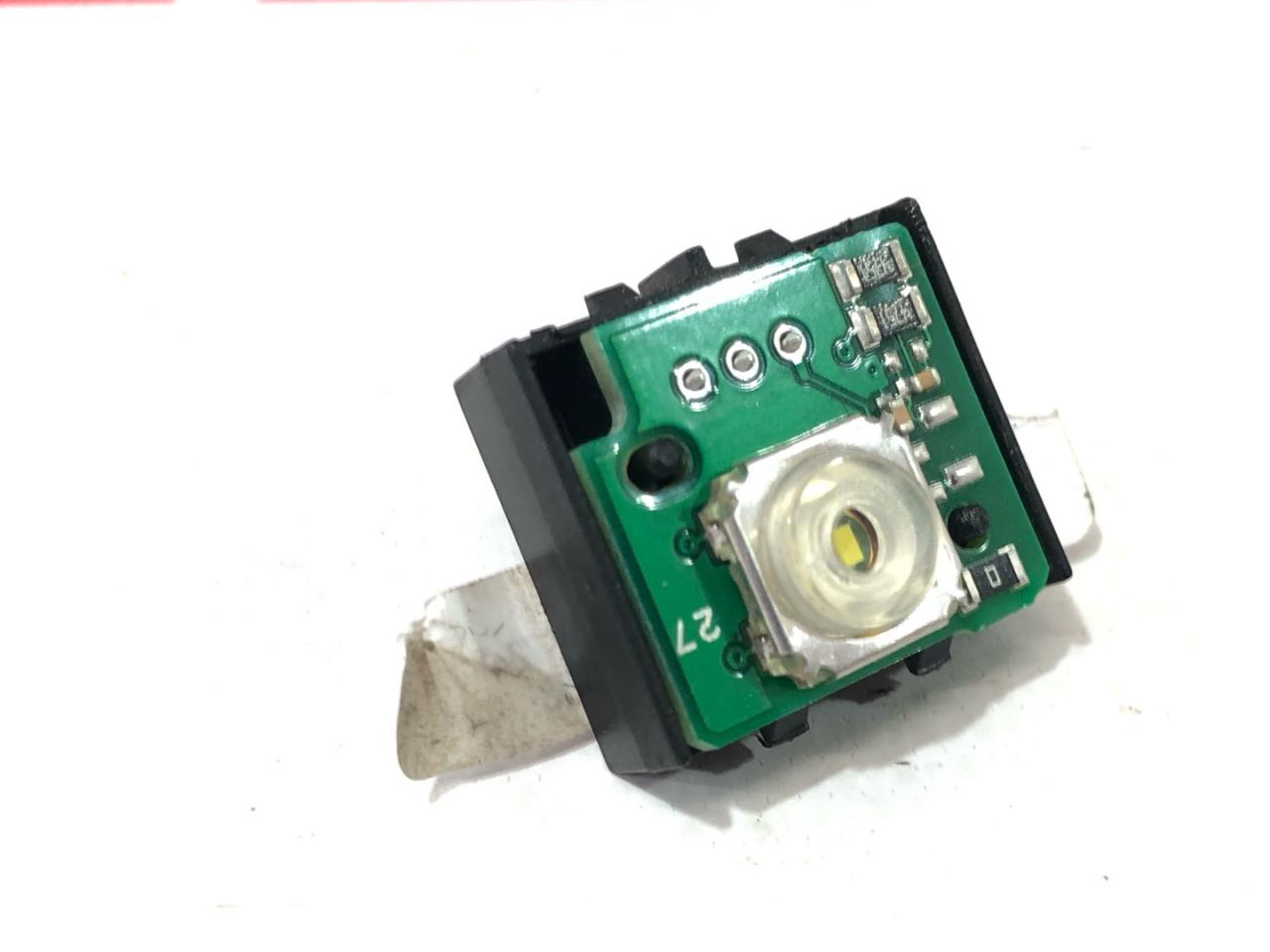 Кнопка открытия бардачка Tesla Model X 1 поколение 2017, 6008906-00-C - фото №1