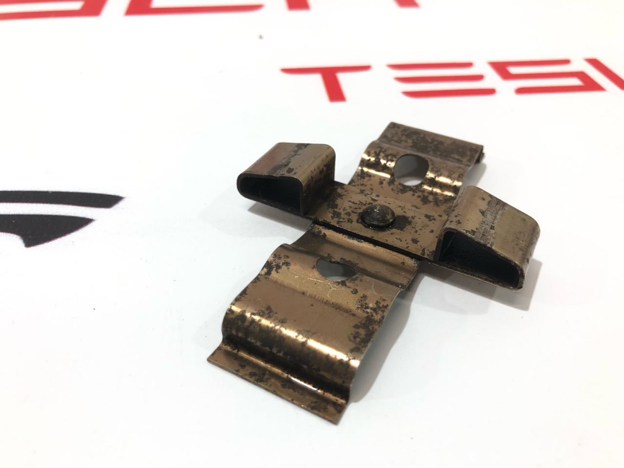 Пружина прижимная (скоба) суппорта задняя Tesla Model S 1 поколение 2015, 6006438-00-B, 6008142-00-A - фото №1