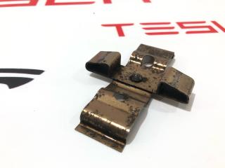 Пружина прижимная (скоба) суппорта задняя Tesla Model S 1 поколение 2015, 6006438-00-B, 6008142-00-A
