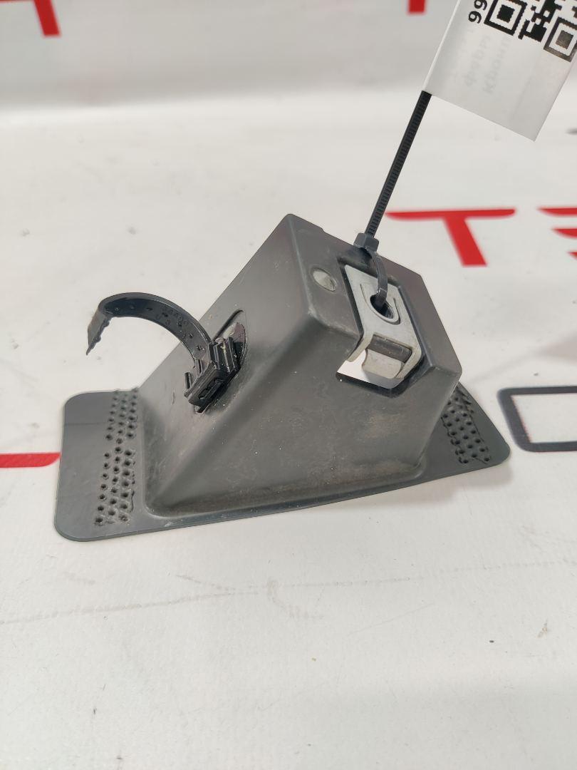 Кронштейн крепления фары противотуманной левой Tesla Model X 1 поколение 2018, 1036627-00-C - фото №1