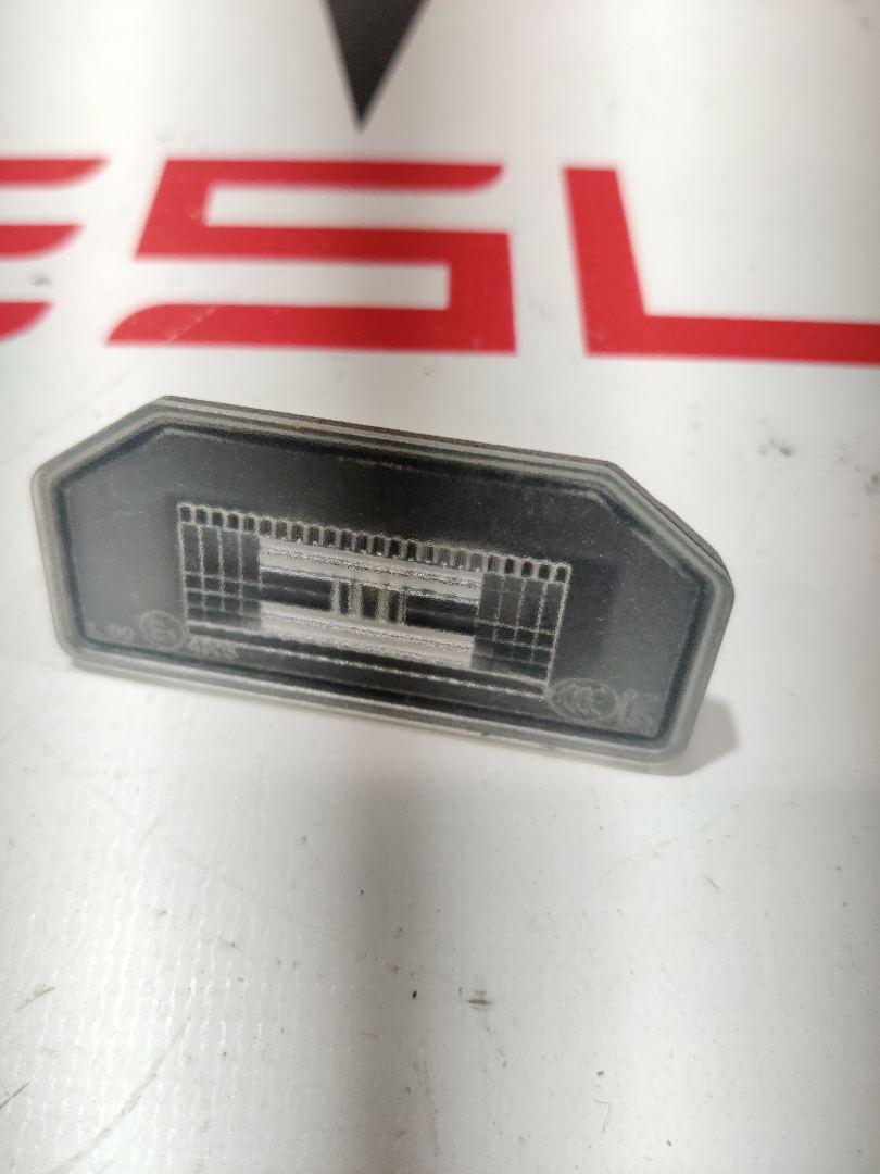 подсветка номера Tesla Model 3 1 поколение 2019, электро, 1449730-00-B - фото №1