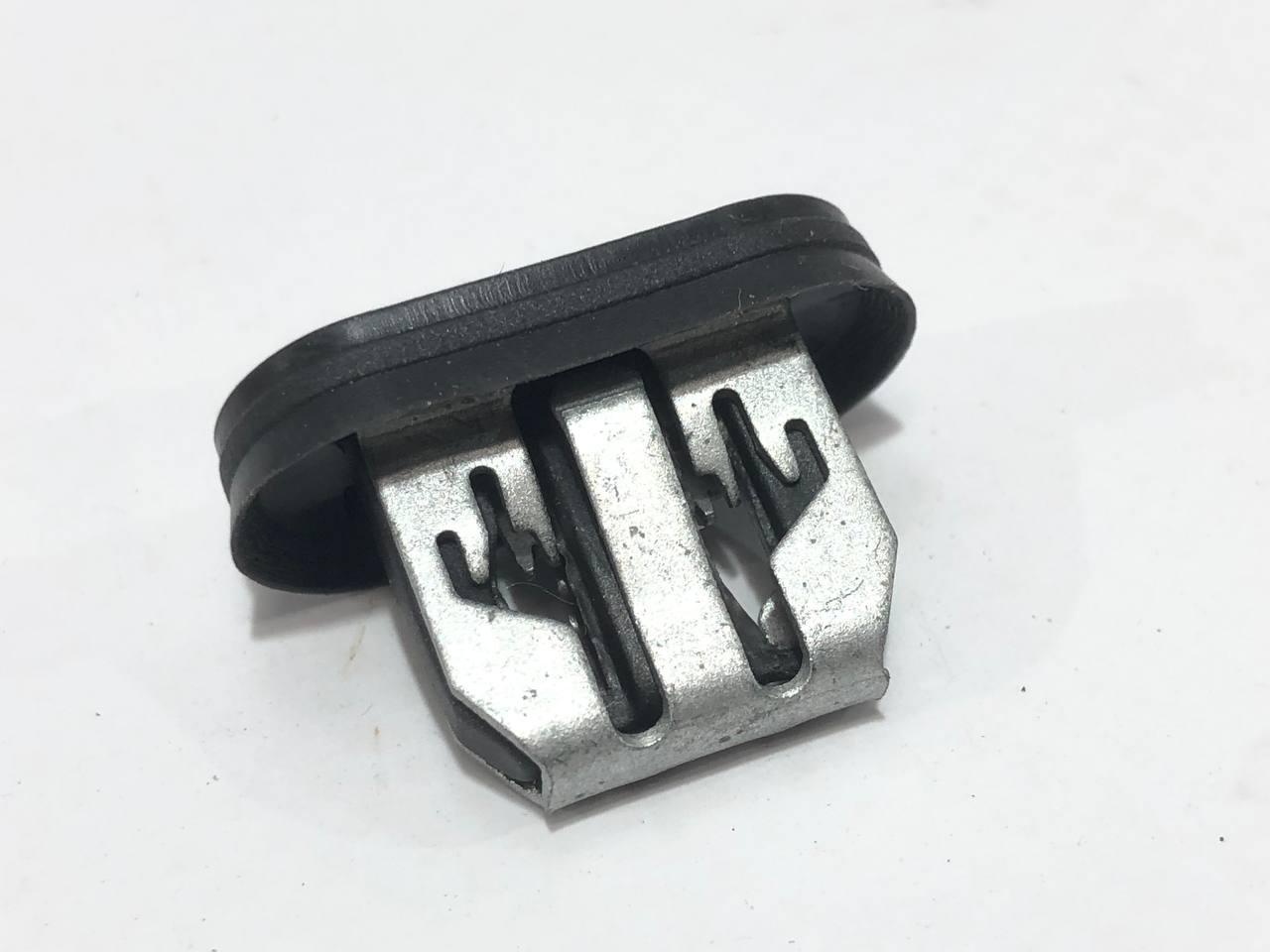 Клипса крепления накладки порога рокерной панели Tesla Model 3 1 поколение (2017 - 2026), 1110167-00-A, 1089829-00-D, 1089828-00-D - фото №1