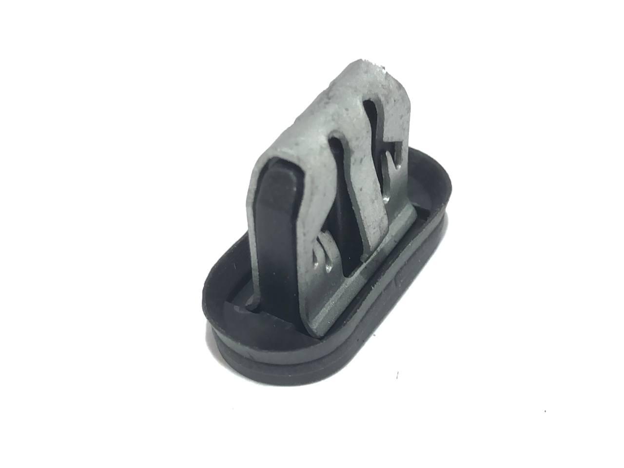 Клипса крепления накладки порога рокерной панели Tesla Model 3 1 поколение (2017 - 2026), 1110167-00-A, 1089829-00-D, 1089828-00-D - фото №1