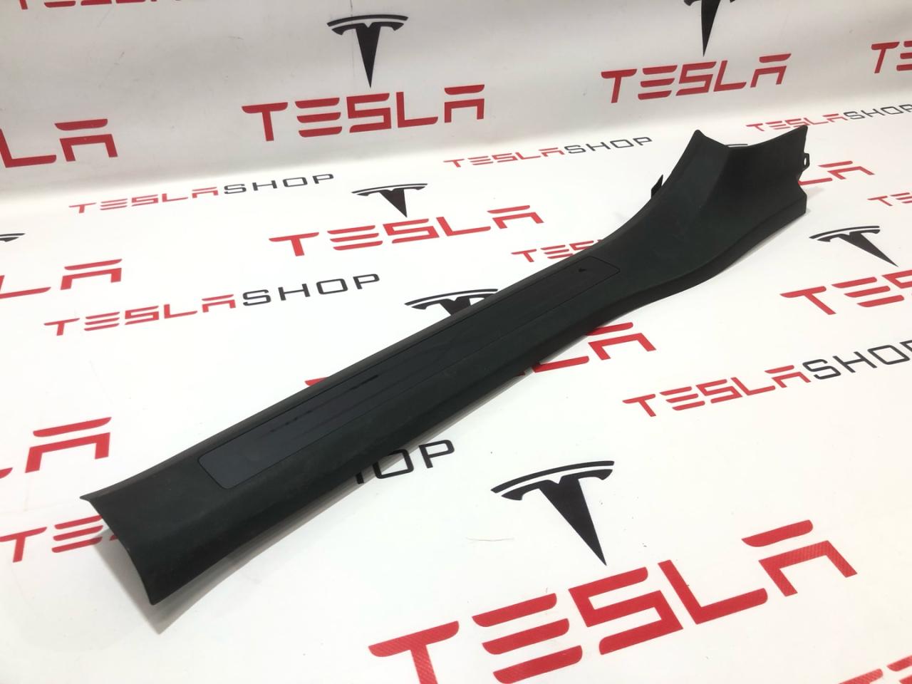 Накладка дверного порога Tesla Model X 1 поколение 2019, электро, 1035987-02-G, 1496490-00-A, 1496491-00-A - фото №1