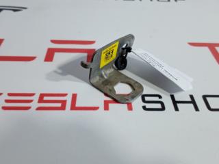 Кронштейн крепления тормозного шланга Tesla Model 3 1 поколение 2019, 1044722-00-D