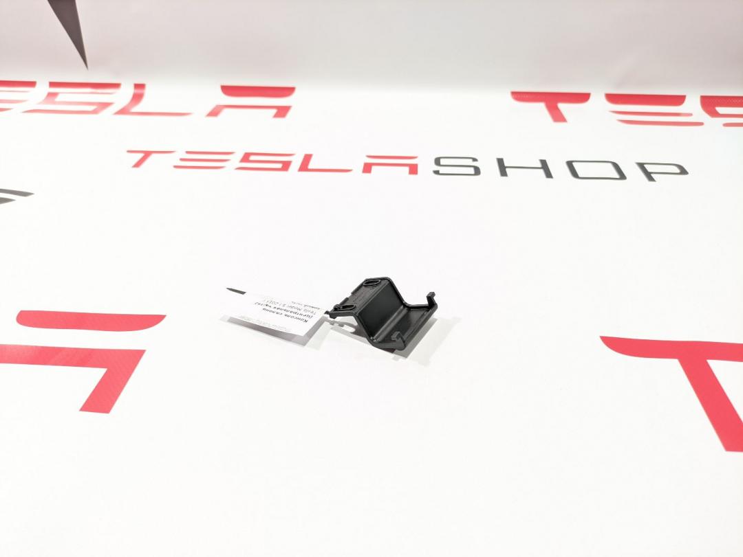 Заглушка беспроводного зарядного устройства Tesla Model S 1 поколение 2015, 1060585-00-A - фото №1