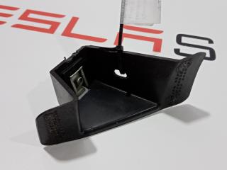 Кронштейн крепления фары противотуманной левой Tesla Model X 1 поколение 2016, 1036627-00-C