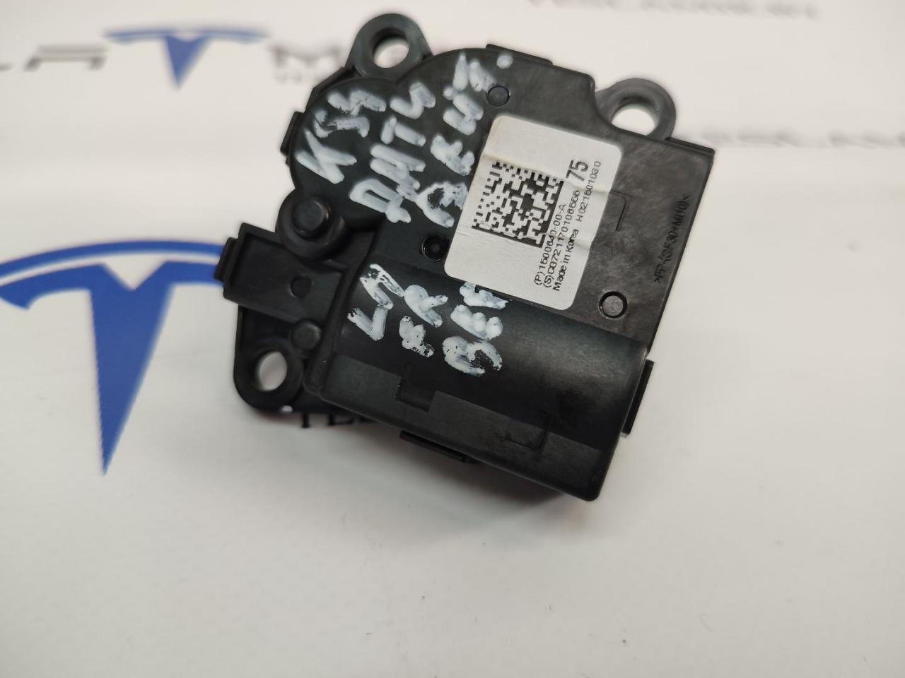 моторчик заслонки печки Tesla Model 3 1 поколение 2021, 1500640-00 - фото №1