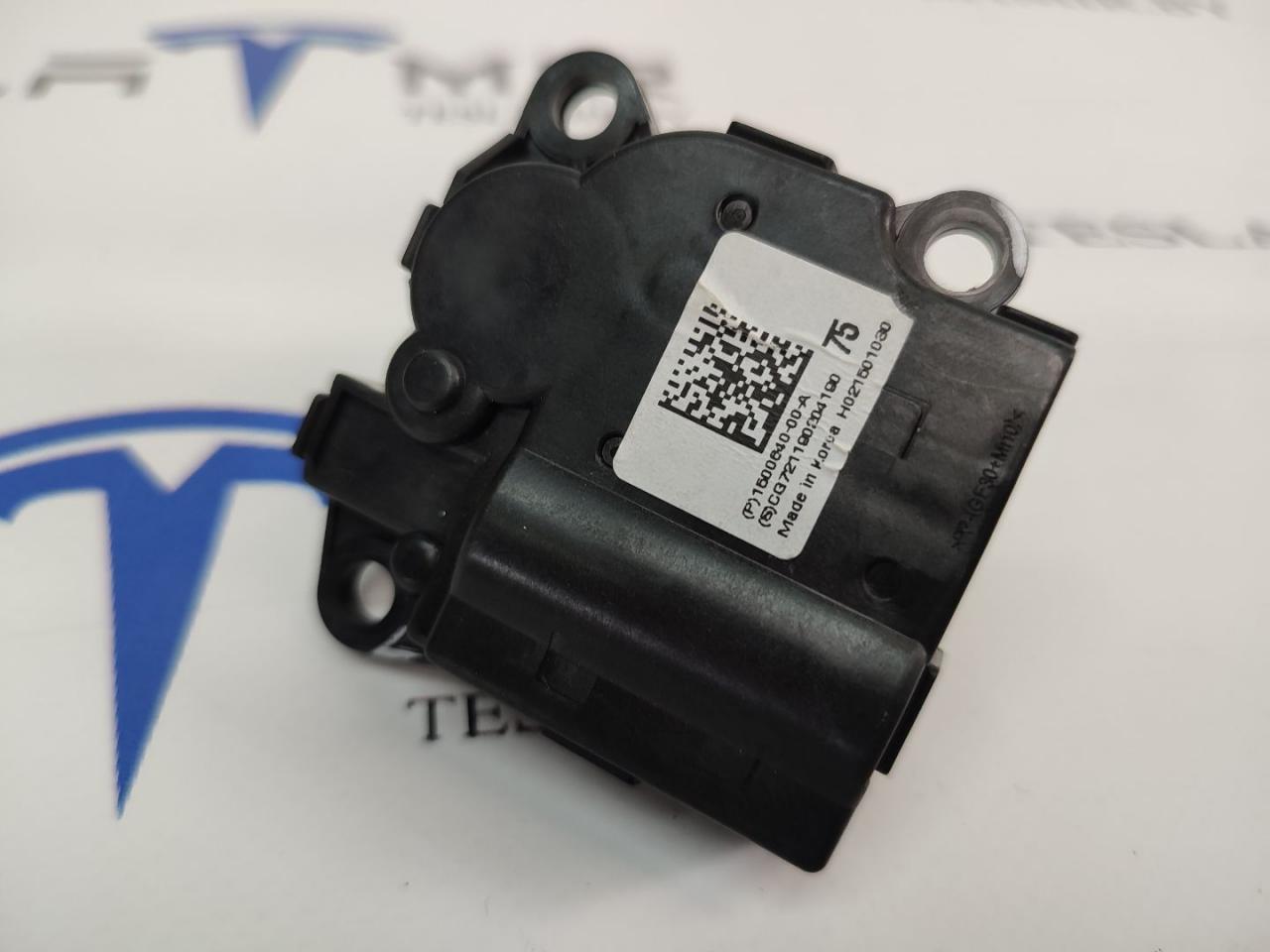 моторчик заслонки печки Tesla Model 3 1 поколение 2021, 1500640-00 - фото №1