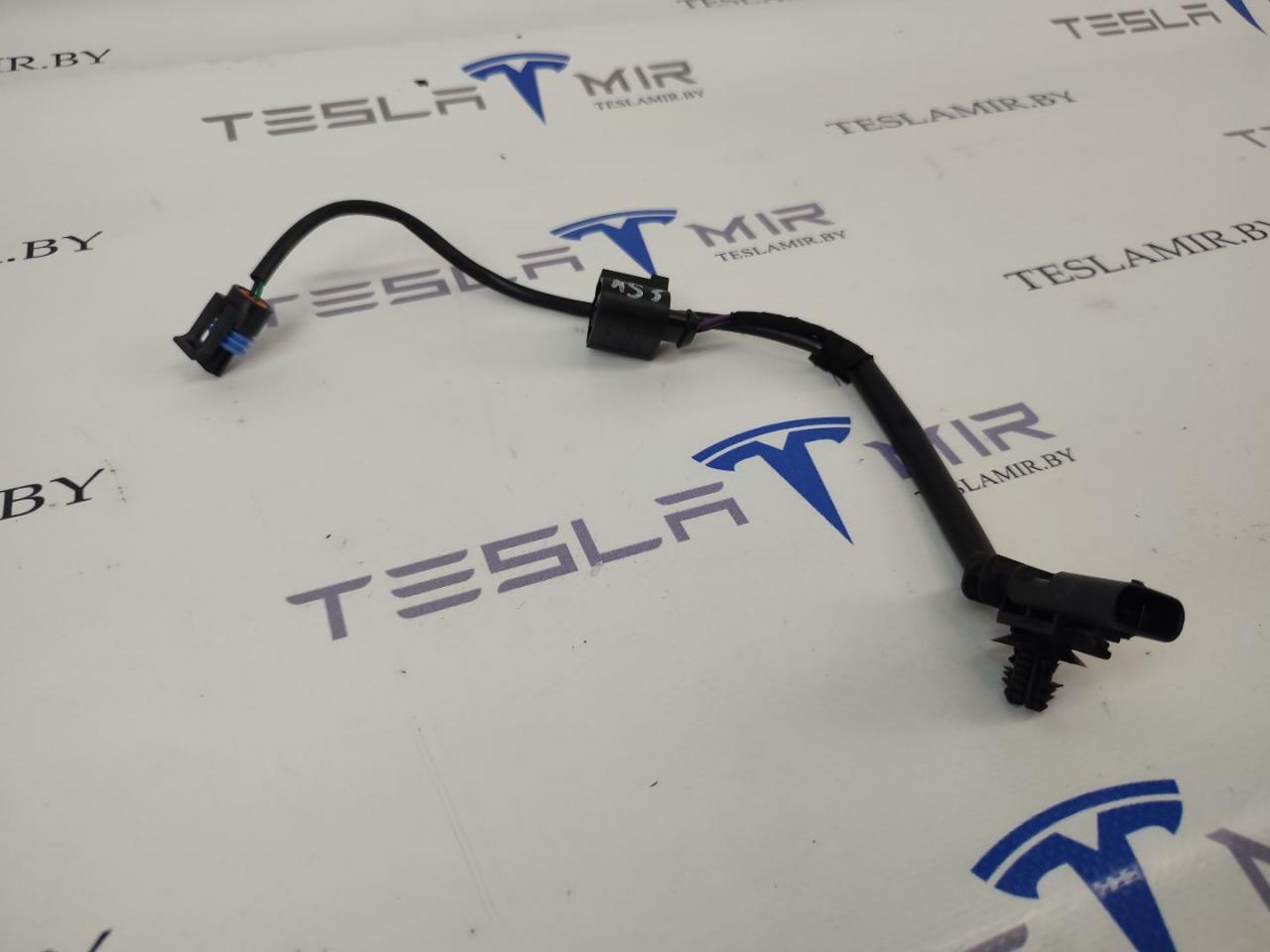 проводка бачка омывателя Tesla Model 3 1 поколение 2020, 1105306-00 - фото №1