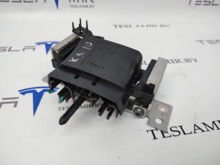 Крышка-фиксатор низковольтного разъёма высоковольтной батареи Tesla Model S 1 поколение [рестайлинг] 2017, 1003311-00