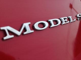 Эмблема значок "Model S" крышки багажника (шильдик) Tesla Model S 1 поколение [рестайлинг] 2018, 1013738-00