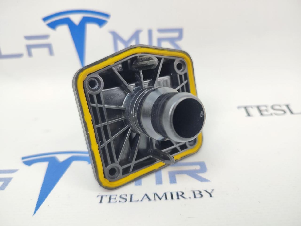Переходник патрубка системы охлаждения основной батареи (штуцер) Tesla Model 3 1 поколение 2020, 1090365-00 - фото №1