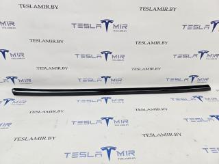 молдинг двери передней правой Tesla Model Y 1 поколение 2021, 1495711-00