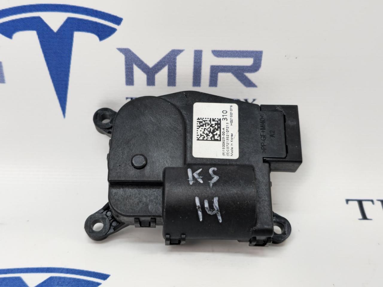 моторчик заслонки печки Tesla Model 3 1 поколение 2022, 1500623-00 - фото №1