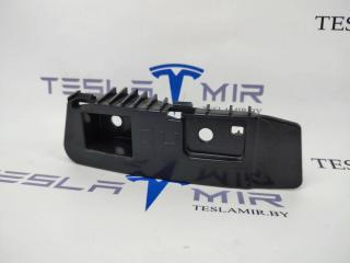 Кронштейн крепления фонаря правый Tesla Model 3 1 поколение 2022, 1083993-00