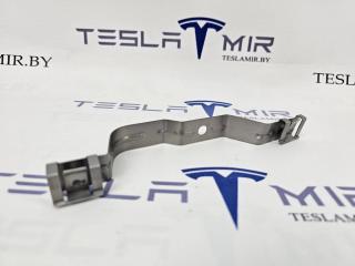 кронштейн крепления подкрылка переднего левого Tesla Model 3 1 поколение 2020, 1104540-00