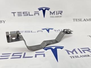 кронштейн крепления подкрылка переднего левого Tesla Model 3 1 поколение 2020, 1104540-00
