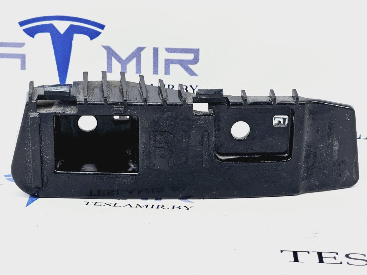 Кронштейн крепления фонаря правый Tesla Model 3 1 поколение 2023, 1083993-00 - фото №1
