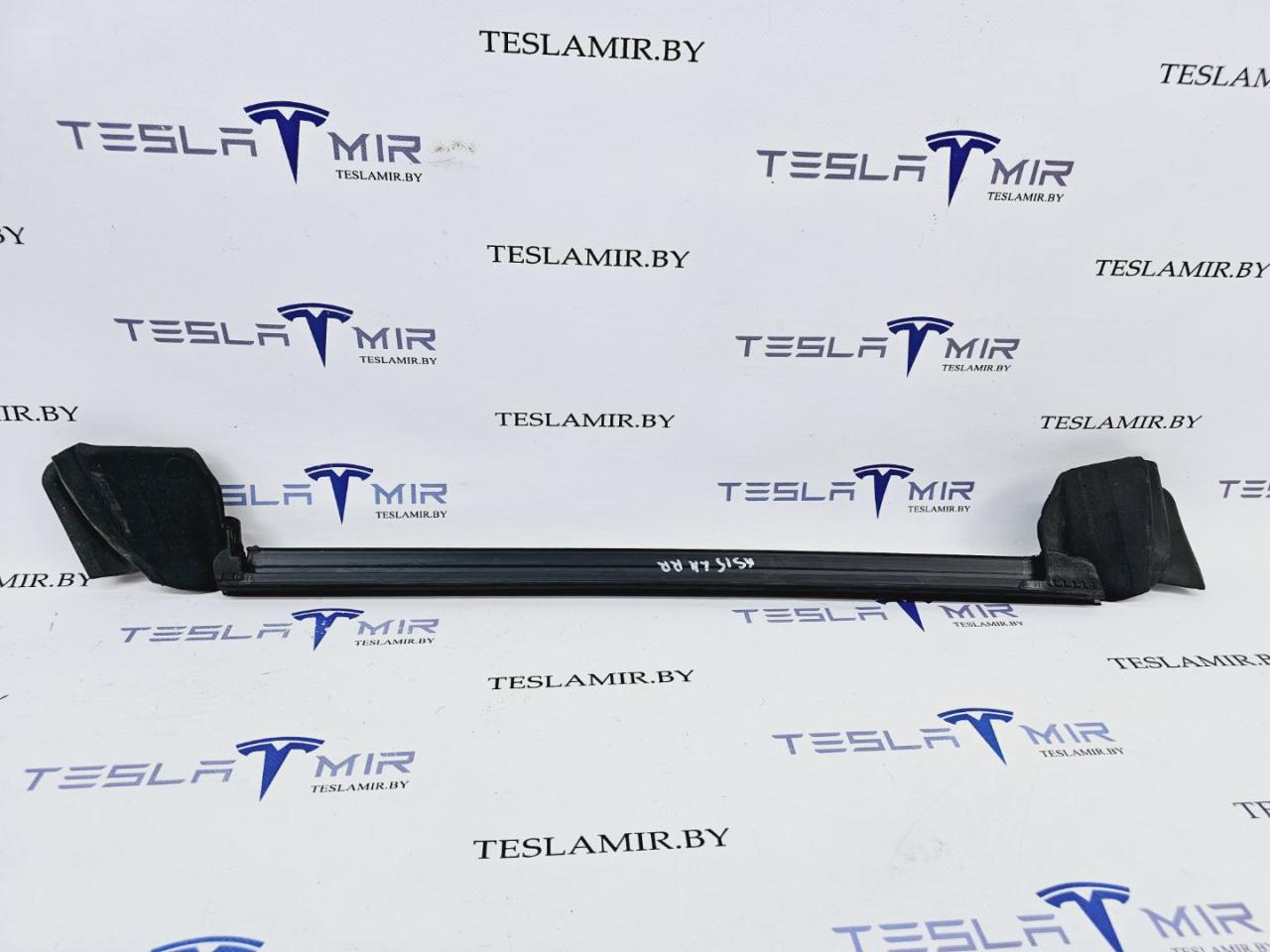 Уплотнитель стекла Tesla Model Y 1 поколение 2021, 1500064-00 - фото №1