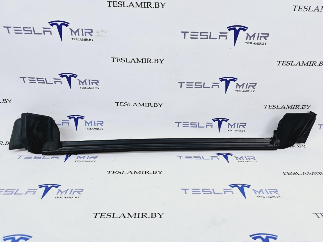 Уплотнитель стекла Tesla Model Y 1 поколение 2021, 1500065-00 - фото №1