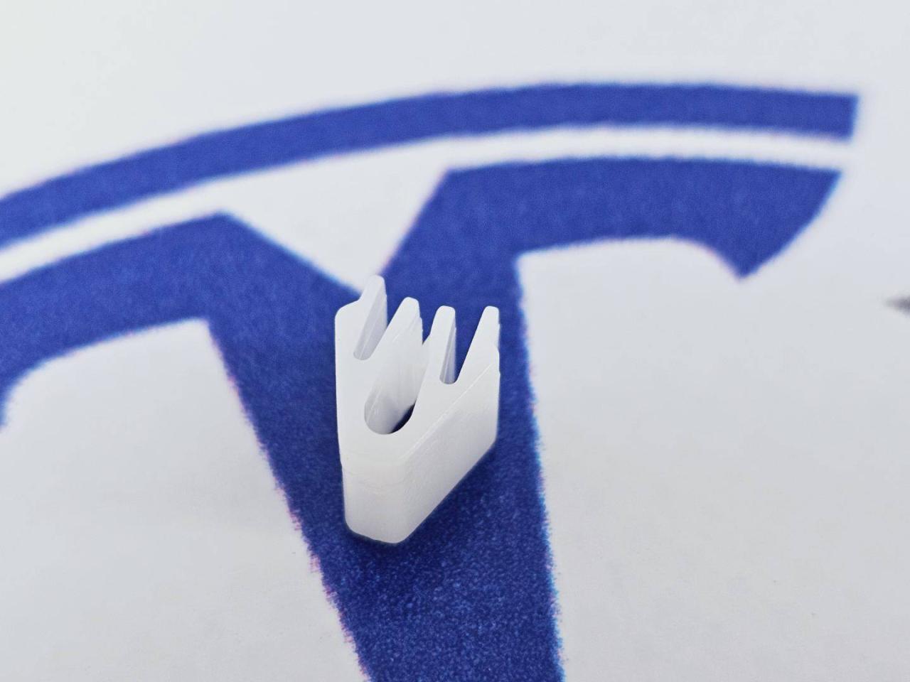 Клипса крепления накладок декоративных Tesla Model Y 1 поколение 2021, 1496105-00 - фото №1