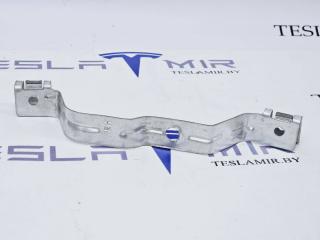 кронштейн крепления подкрылка переднего правого Tesla Model 3 1 поколение 2020, 1104541-00