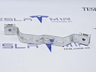 кронштейн крепления подкрылка переднего правого Tesla Model 3 1 поколение 2020, 1104541-00