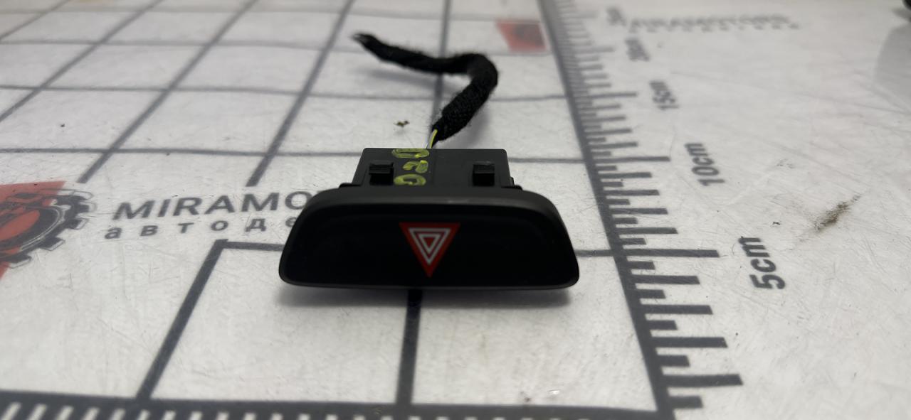 кнопка аварийной сигнализации GMC Terrain 2 поколение 2019, 1.5 л., бензин, АКПП, белый, внедорожник 5 дв. - фото №1