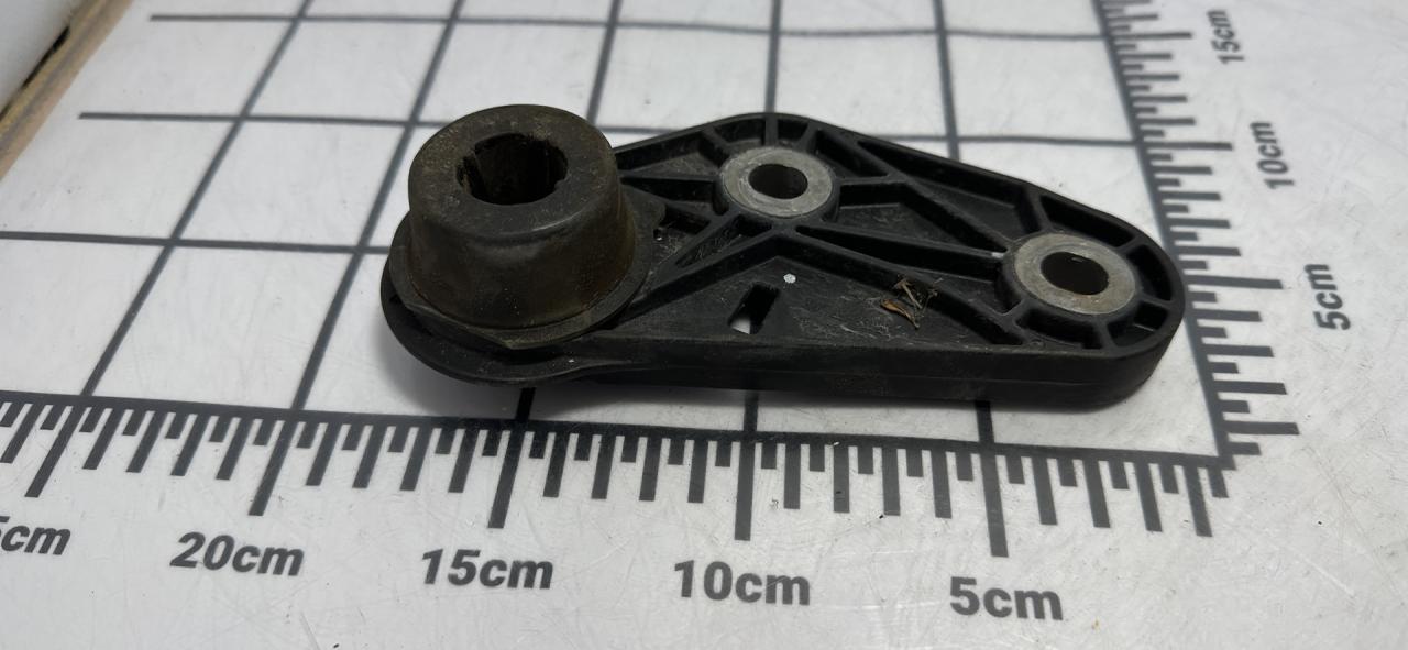 кронштейн глушителя Chevrolet Equinox 3 поколение 2019, 2.0 л., бензин, АКПП, черный, внедорожник 5 дв., передний привод - фото №1