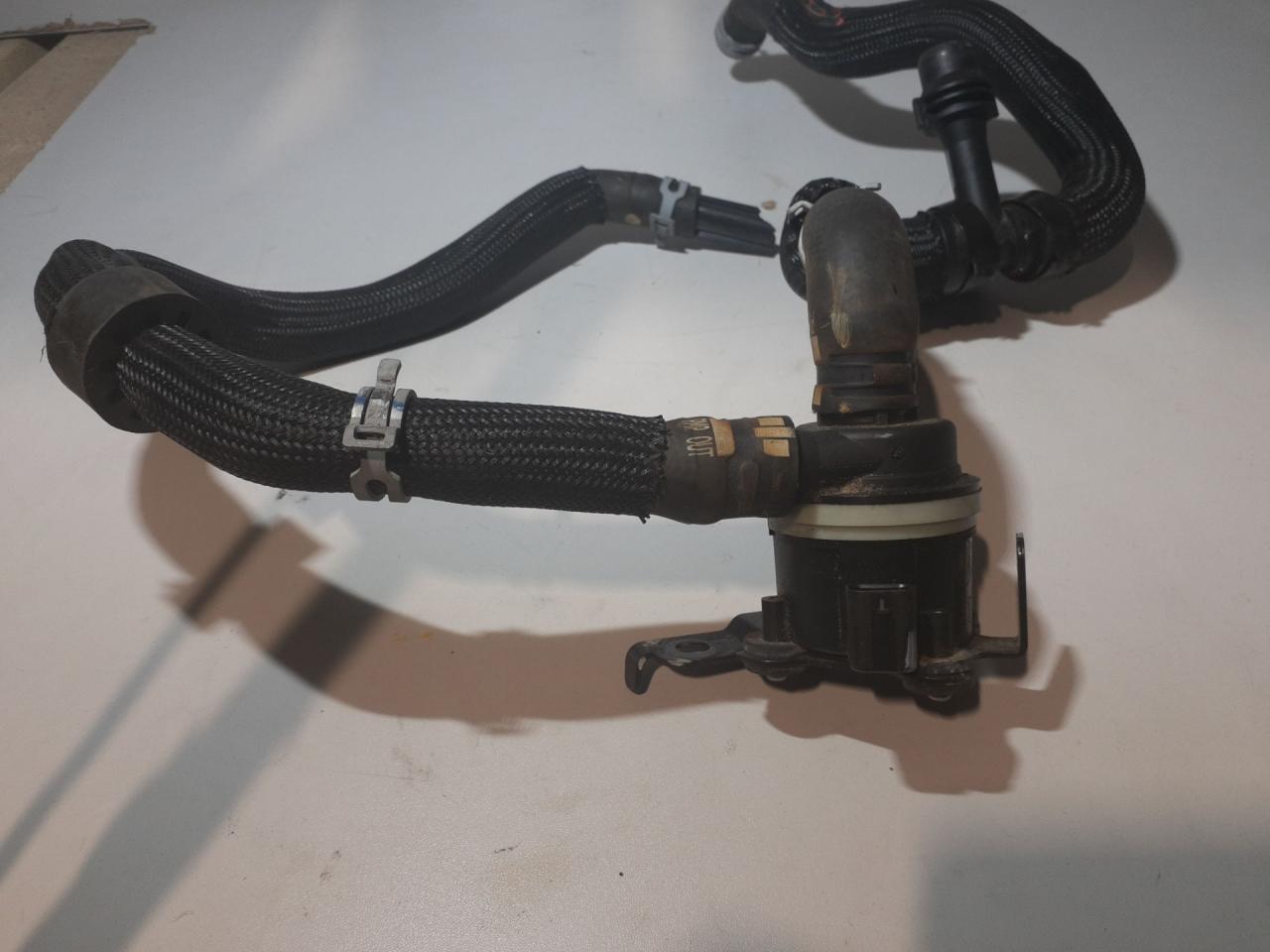 насос антифриза дополнительный GMC Terrain 2 поколение 2019, 1.5 л., бензин, АКПП, белый, внедорожник 5 дв. - фото №1