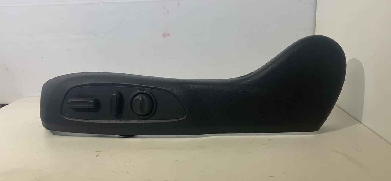 блок управления сиденьем Chevrolet Equinox 3 поколение 2019, 2.0 л., бензин, АКПП, черный, внедорожник 5 дв., передний привод, 13511934 - фото №1