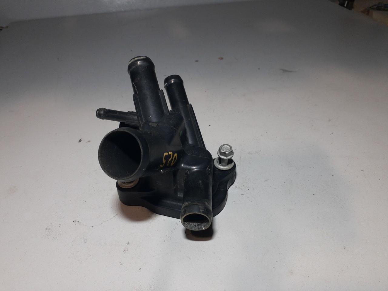 фланец (тройник) системы охлаждения GMC Terrain 2 поколение 2018, 1.5 л., бензин, АКПП, черный, внедорожник 5 дв., полный привод - фото №1