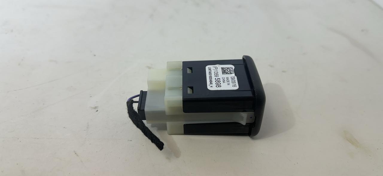 разъем AUX / USB Chevrolet Equinox 3 поколение 2019, 1.5 л., бензин, АКПП, серый, внедорожник 5 дв., полный привод, 13595898 - фото №1