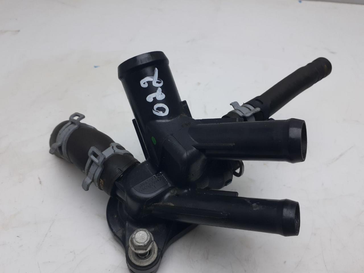 фланец (тройник) системы охлаждения Chevrolet Equinox 3 поколение 2019, 1.5 л., бензин, АКПП, серый, внедорожник 5 дв., полный привод, 609729947 - фото №1