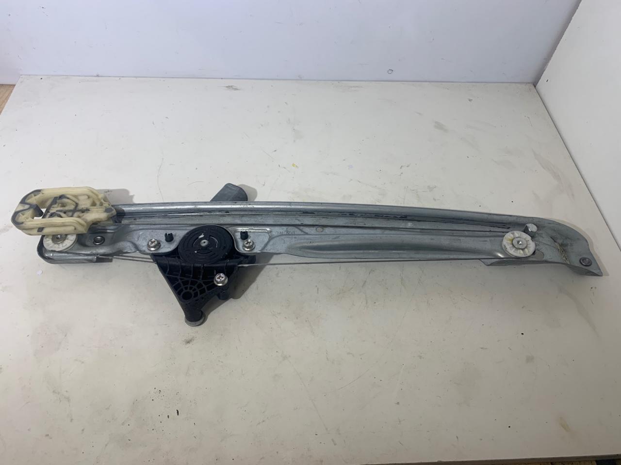 стеклоподъемник задний левый Chevrolet Equinox 3 поколение 2020, 1.5 л., бензин, АКПП, черный, внедорожник 5 дв., 84567509 - фото №1