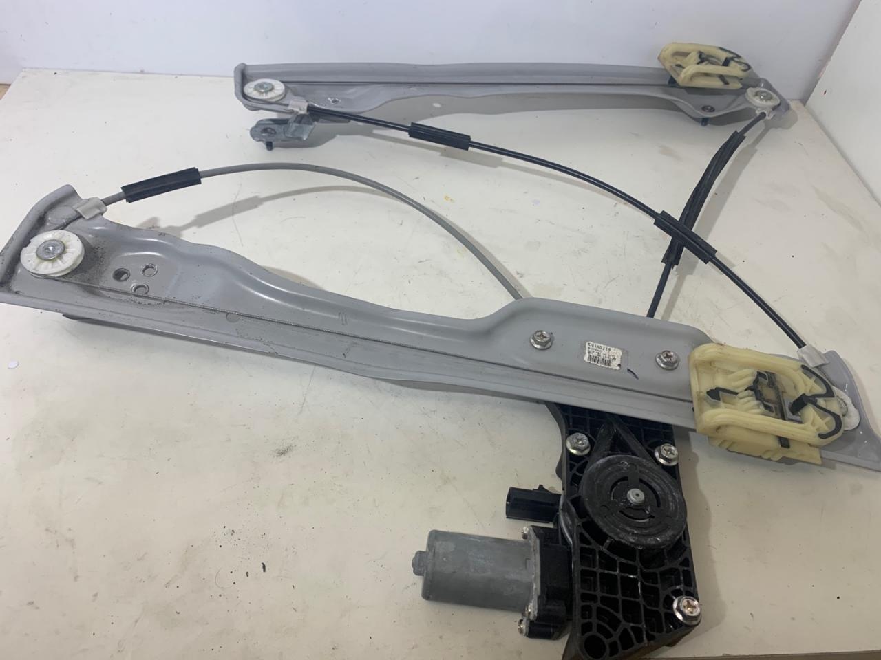 стеклоподъемник передний правый GMC Terrain 2 поколение 2018, 1.5 л., бензин, АКПП, черный, внедорожник 5 дв., полный привод, 84578844 - фото №1