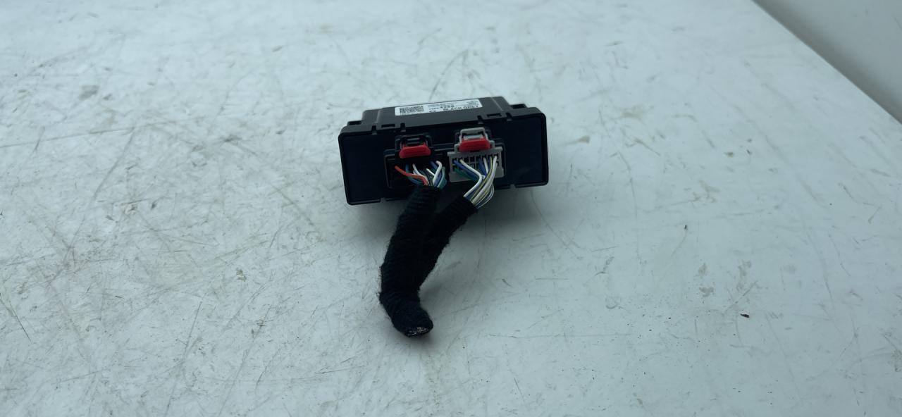 блок управления (другие) Chevrolet Equinox 3 поколение 2019, 2.0 л., бензин, АКПП, черный, внедорожник 5 дв., передний привод, 13524288 - фото №1