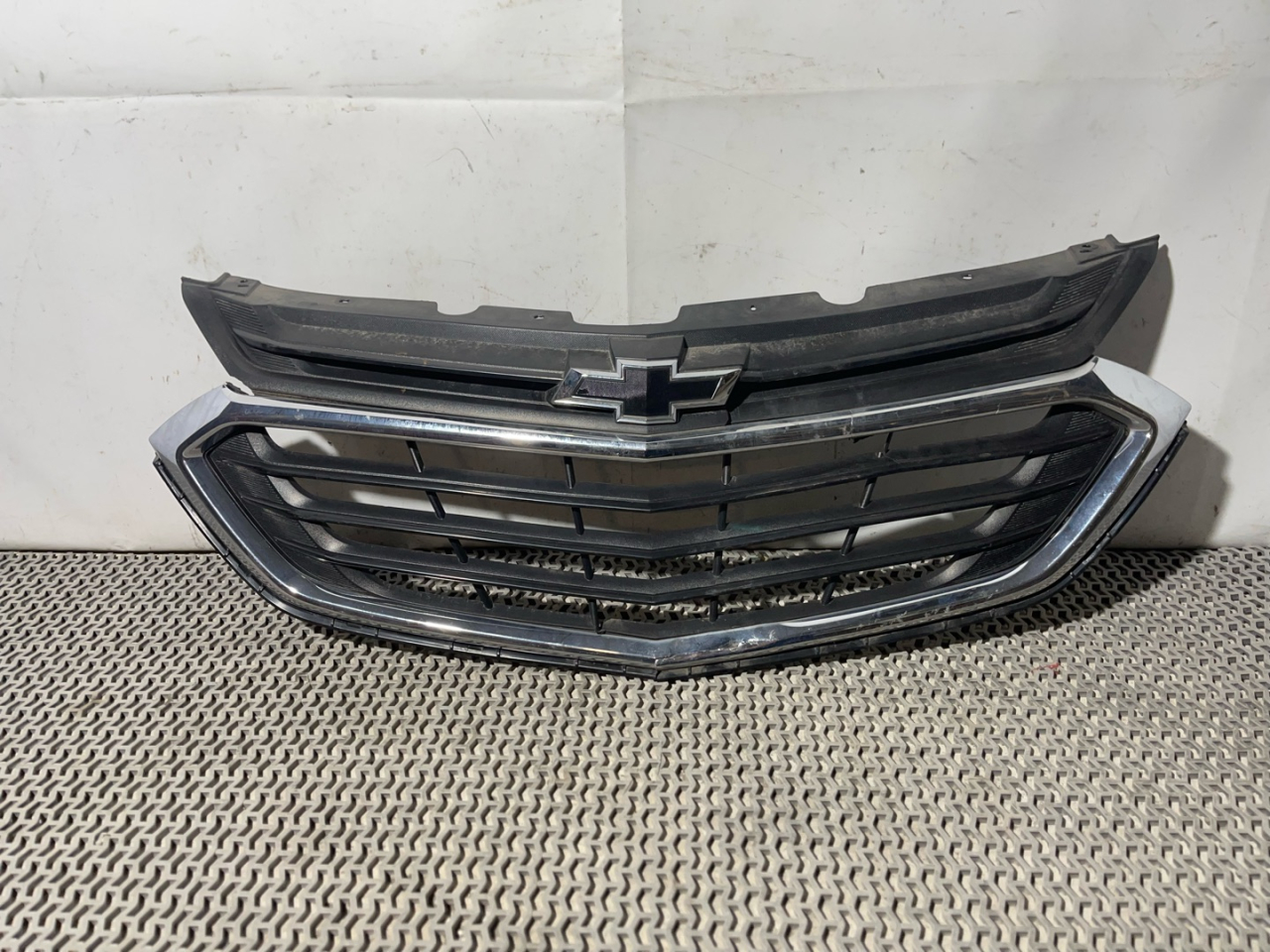 решетка радиатора Chevrolet Equinox 3 поколение 2018, 2.0 л., бензин, АКПП, синий, внедорожник 5 дв., передний привод - фото №1