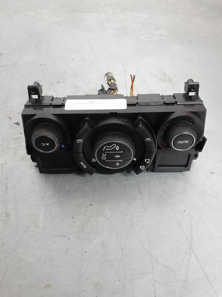 блок управления печки / климат-контроля Peugeot 3008 1 поколение 2012 - фото №1
