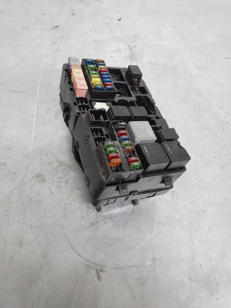 блок предохранителей Jaguar X-Type 1 поколение 2002, 2.1 л., бензин, МКПП, 1X4314A481BA - фото №1