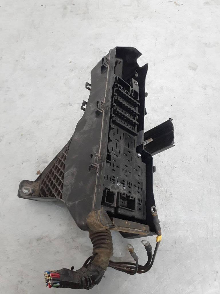 блок предохранителей Volvo S60 1 поколение 2001, 9494210 - фото №1