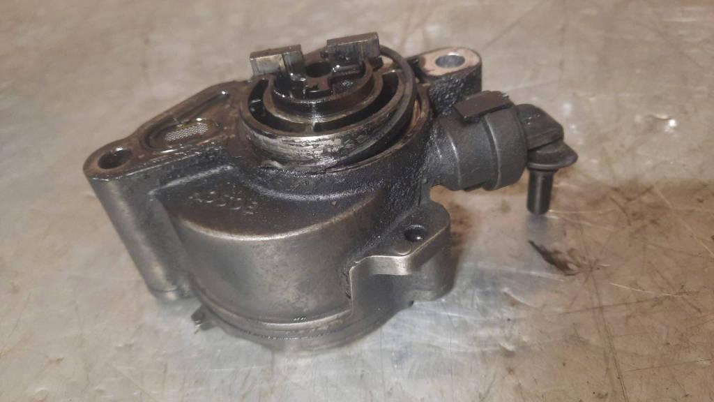 насос вакуумный Mazda 3 BK 2005, 1.6 л., дизель - фото №1