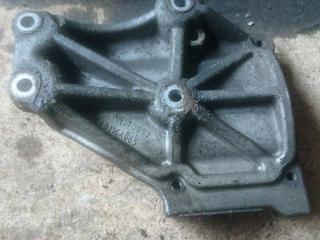 кронштейн компрессора кондиционера Mitsubishi Carisma 1 поколение [рестайлинг] 2003, 1.6 л., MR513093