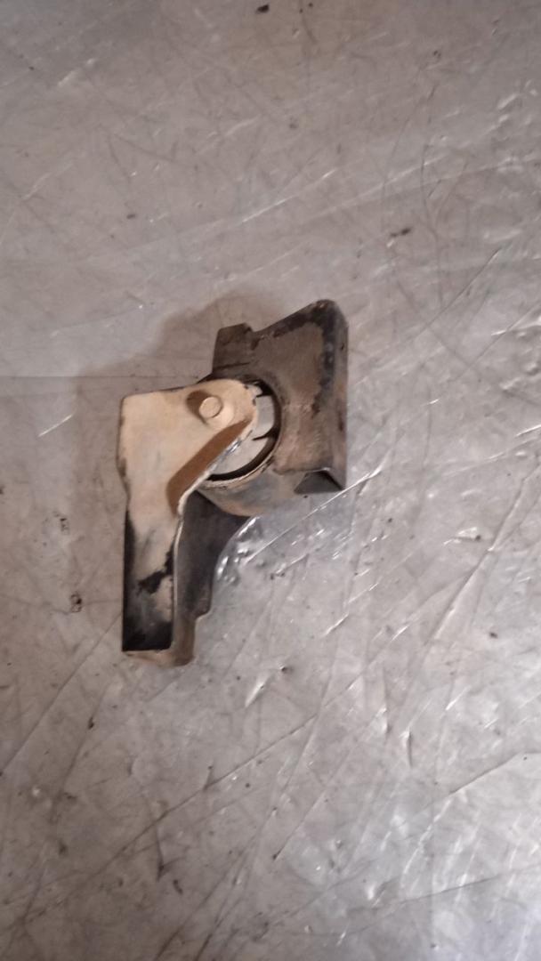 подушка крепления двигателя Mitsubishi Space Runner 2 поколение 1999, 2.0 л., бензин, МКПП - фото №1