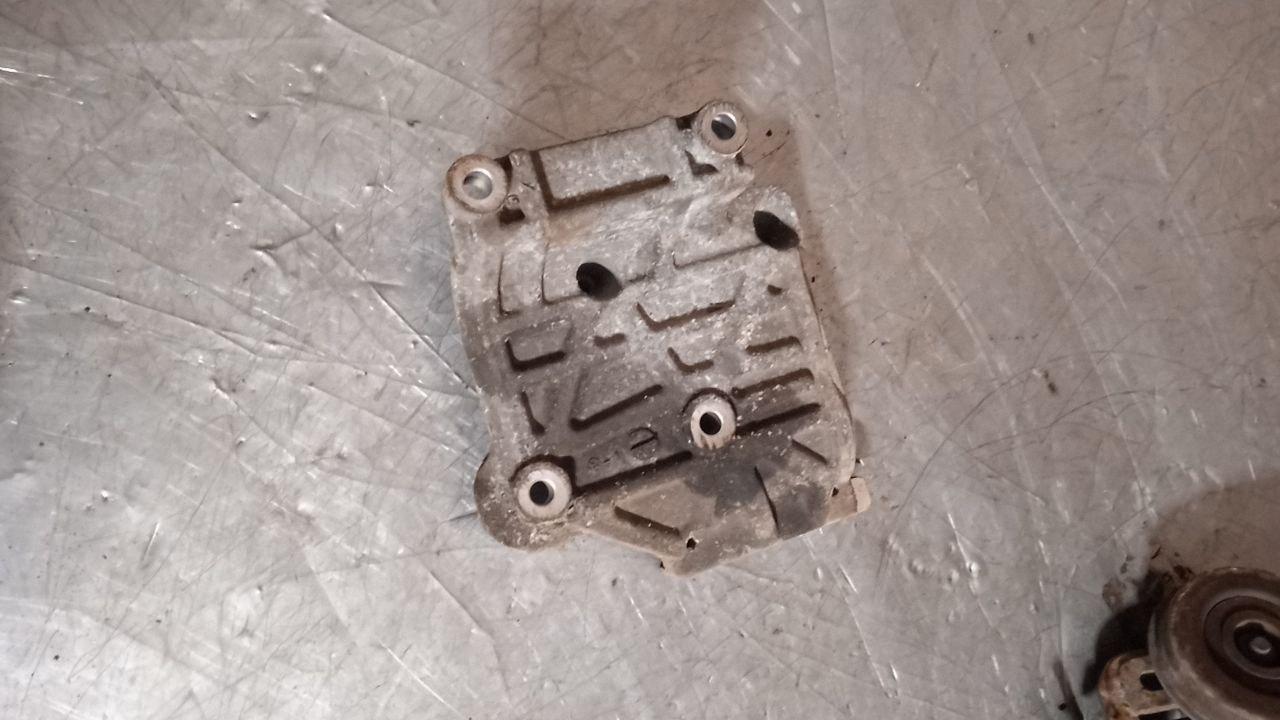 кронштейн компрессора кондиционера Mitsubishi Space Runner 2 поколение 1999, 2.0 л., бензин, МКПП, MR360331317 - фото №1