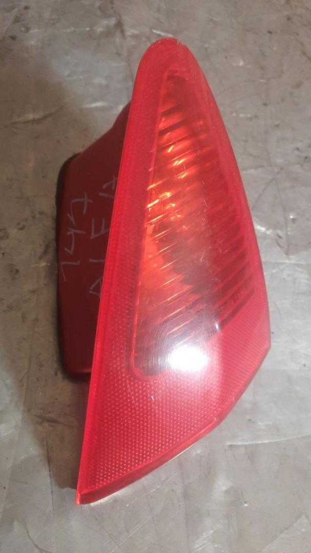 фонарь крышки багажника левый Alfa Romeo 147 1 поколение 2002, 46747825, 46556346 - фото №1