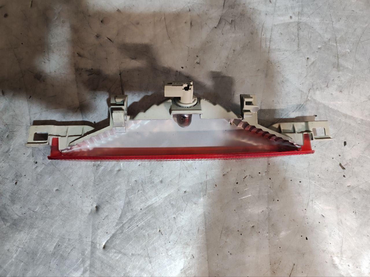 фонарь задний Toyota Avensis Verso 1 поколение 2001 - фото №1