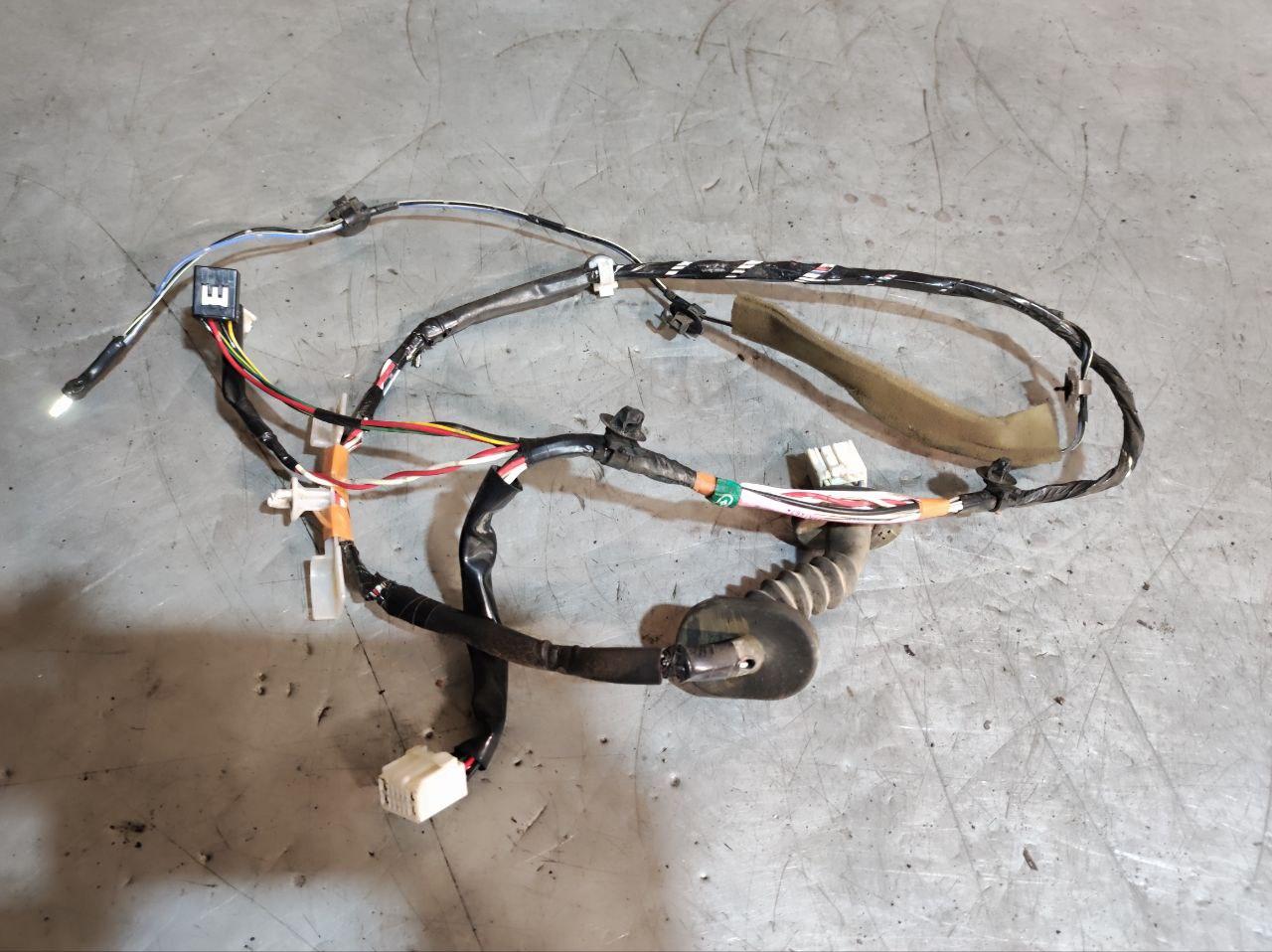 дверная проводка Toyota Avensis Verso 1 поколение 2001, 8215344060 - фото №1